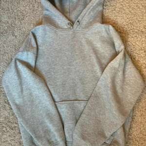 Grå hoodie med magficka - Säljer en enkel och stilren grå hoodie med huva och stor magficka. Jätte skönt och fin som passar till det mesta. 💞i storlek xs