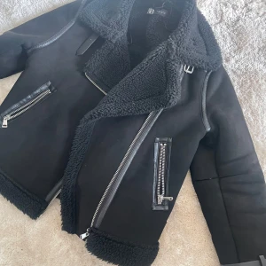 Svart mocka jacka - Säljer en svart mocka jacka från Zara storlek M. Säljer eftersom att jag inte tar på mig den. Jackan är i ett bra skick. Jackan är väldigt tjock och funkar för både vinter och höst.  Den är köpt för 600 säljer för 250.