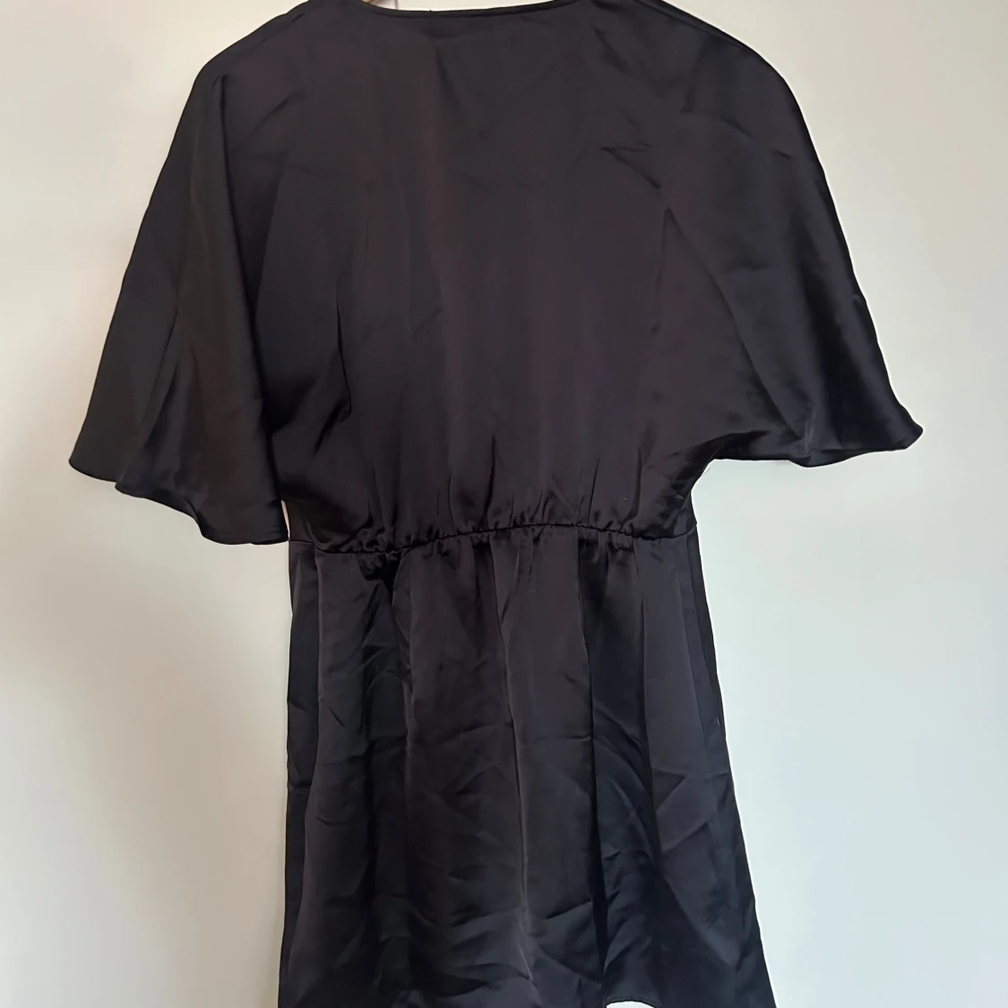 Svart omlottklänning från H&M - 1