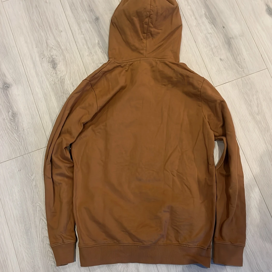 Brun hoodie med tryck från Kappahl - 1