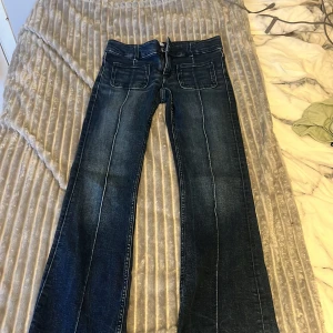 Lågmidjade boot cut jeans - Säljer ett par Lågmidjade jeans från Gina i storlek 158.