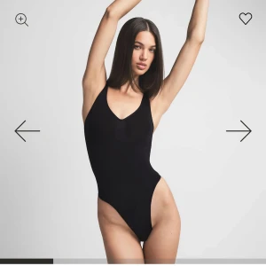 Svart body från Skims - En stilren svart body från Skims med djup v-ringning och hög benskärning. Tillverkad i ett sömlöst, skulpterande material som ger en tight passform och formar kroppen. Helt oanvänd med förpackning och allt!! Jag råka beställa fel storlek. Har betalat frakt och tull så säljer hellre bara vidare de än att skicka tillbaka:) man kan använda den som shape wear under kläder men även som body med byxor, jätte snyggt!!