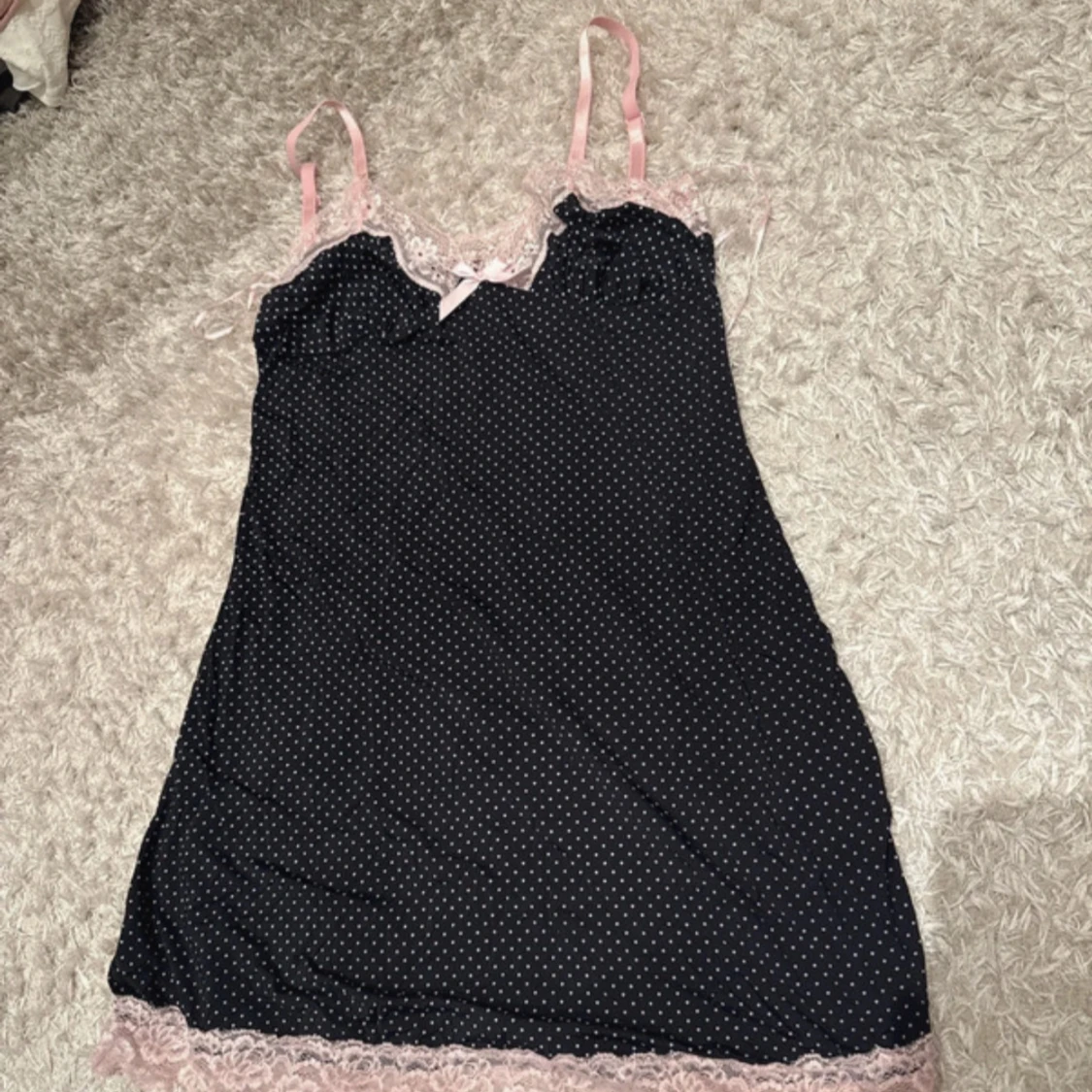 Svart prickig nattlinne med spets från Redtag