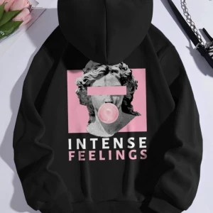 Svart hoodie - Cool svart hoodie med ett grafiskt tryck av en staty som blåser bubbelgum och texten 'Intense Feelings' i vitt och rosa. Trycket har en rosa bakgrund och hoodien har en klassisk passform med huva.