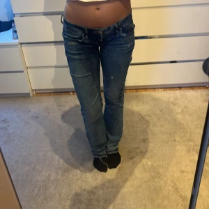 Blå lågmidjade jeans - Säljer ett par klassiska blå ltb jeans med låg midja och raka ben. 