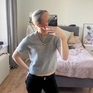 Zara Stickad T-shirt - Super fin stickad T-shirt! Grå❤️