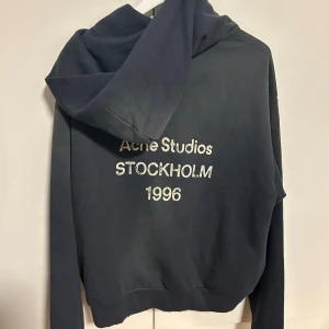 Acne logo hoodie - Acne Studios svart hoodie med 1996 på ryggen Tvättad/blekt svart färg med dolda sidofickor och oversized huva.Mått:bröst 59,7 cm. Axlar 55,9 cm längd 64,1 Storlek M, använd mindre än 10 gånger totalt