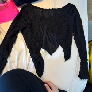 Kläder - Säljer massa olika kläder bara skriva vilken ni vill ha. 60kr styck 