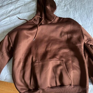 Brun hoodie med tryck - En brun hoodie med tryck på baksidan. Den är aldrig använd. Storlek XL. Pris kan diskuteras. Kan skicka bild om du vill se hur den sitter på.