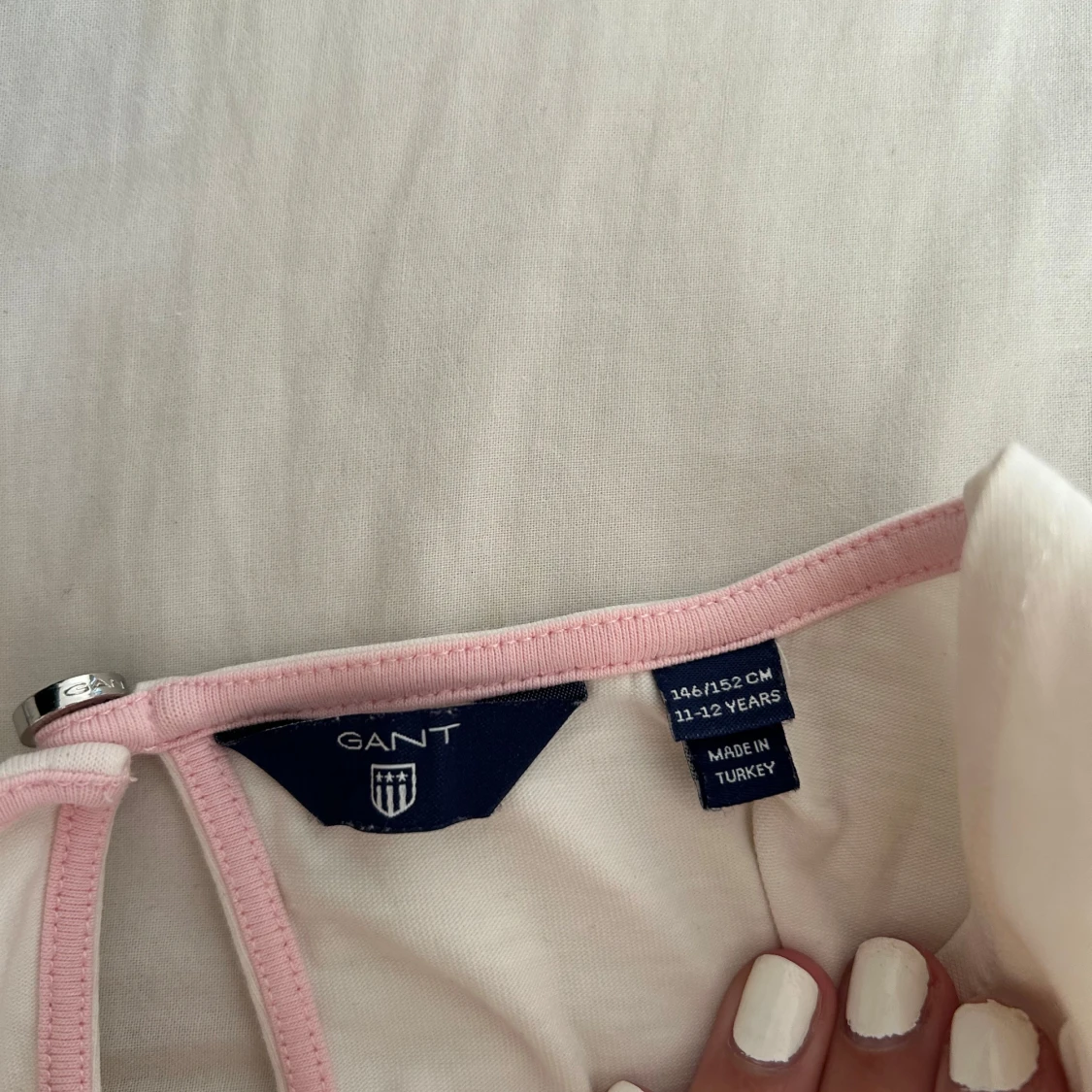 Vit topp med volangärmar från Gant - 2