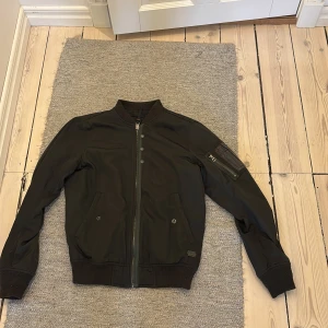 Svart bomberjacka från Diesel - Säljer en svart bomberjacka från Diesel 