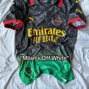 AC Milan x Off-White x Puma fotbollströja - Alla storlekar finns Snygg AC Milan x Off-White x Puma matchtröja med svart bas och gröna detaljer nertill. Gula loggor och tryck, röda detaljer på krage och ärmslut. Broderad klubbmärke och 'DIAVOLI' på bröstet. Tillverkad i tekniskt material. 