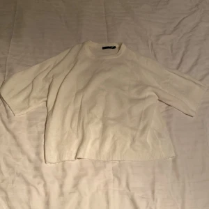 Vit stickad tröja från 157 - Säljer en enkel och stilren vit stickad tröja från 157 i storlek XS. Tröjan har rund halsringning och halvlånga ärmar, perfekt för lager-på-lager eller som den är. Passar dig som gillar en clean och avslappnad look.