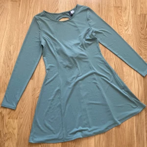 Ljusgrön klänning med öppen rygg från H&M - Aldrig använt, utan prislapp.