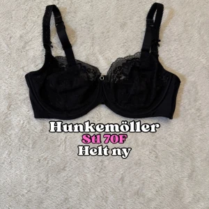 Hunkemöller svart spets bh 70F - Jättefin svart bh i spets ifrån Hunkemöller i storlek 70F. Ny och oanvänd.💕Skriv jättegärna ett omdöme efteråt. Snabb leverans. 🚚 