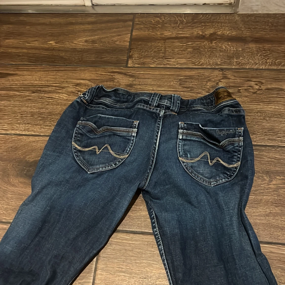 Low waist Mörkblå jeansbyxor med broderade bakfickor - 1