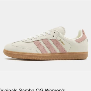 Adidas Samba OG dam sneakers med rosa detaljer - Säljer ett par Adidas Samba OG sneakers. Créme vit/rosa. Köpte fel storlek så skorna är helt oanvända. Storlek  US4 UK3.5 FR36 nypris 1300