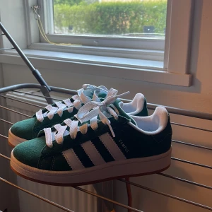 Adidas Campus gröna sneakers - Säljer ett par gröna Adidas Campus sneakers. Använda endast en gång. St 38