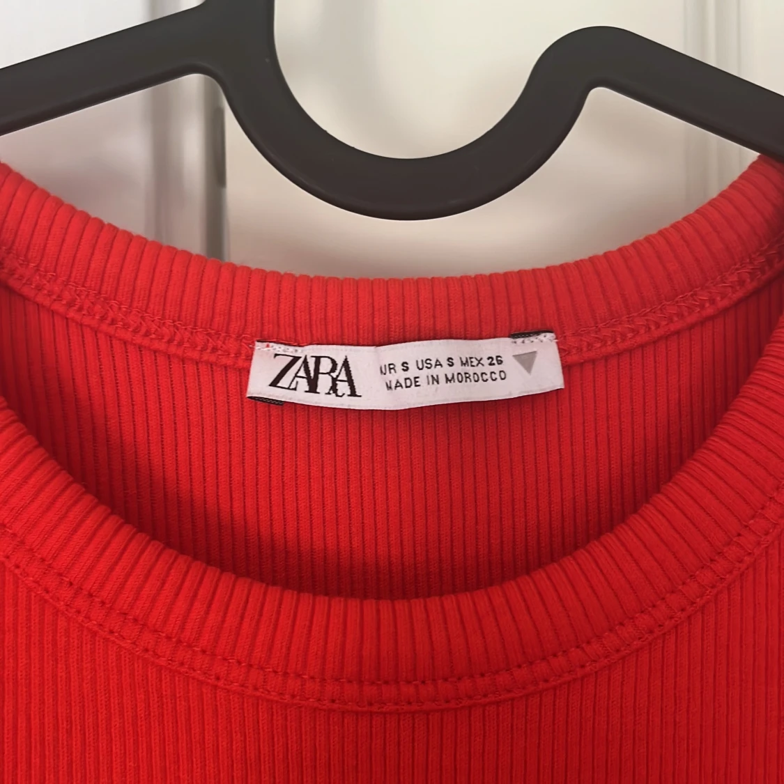 Röd klänning med puffärm från Zara - 2