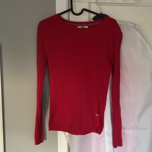 Röd ribbad stickad tröja från Hampton Republic - Säljer en röd stickad tröja från Hampton Republic i storlek XS. Tröjan har ett ribbat mönster, rund halsringning och långa ärmar. 