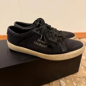 Svarta Saint Laurent sl/06 - Säljer dessa för jag söker nya. Använda men fortfarande väldigt bra skick. Kond 8/10. Dustbag kommer med! Tveka inte om ni har några frågor! Pris kan diskuteras vid snabb affär