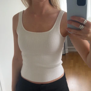 Vitt linne - Vitt ribbat linne, väldigt mjukt, bra skick 🤍