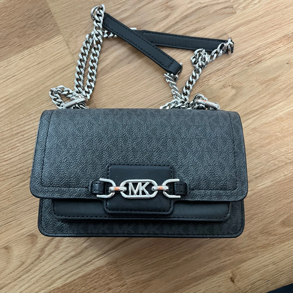 Svart axelväska från Michael Kors med kedjerem - 4