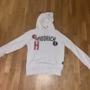  Vit Hoodrich hoodie  - Säljer en vit hoodie från Hoodrich. Hoodien har använts rätt så många gånger och är ganska sliten. Hoodien har behövt sys i armhålan men det syns inte när man har på sig hoodien. Texten fram till på bröstet är ganska slitet. Det finns en svart fläck längst ner på bakre delen av hoodien. Hoodies storlek är medium (M). Hoodien är väldigt skön och bekväm att ha på sig. Priset går att diskuteras!