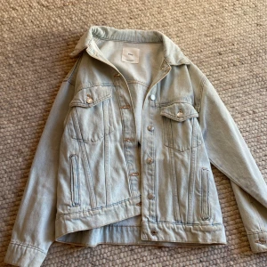 Jeansjacka - Säljer min jeansjacka som tyvärr inte kommer till användning. Den är använd fåtal gånger, väldigt skön och bekväm och sitter inte tajt! Skriv för bilder eller annat💗 passar S också 