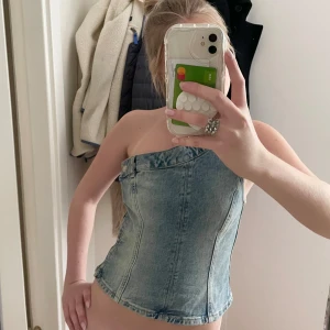 Jeans topp - Jätte snygg off shoulder topp!! Aldrig använd. 