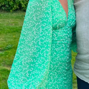 Adoore klänning - Adoore postiano klänning, storlek 32, använd ENDAST 1 gång. Jättefin klänning perfekt till sommaren 