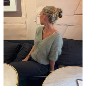 Ljusgrön fluffig kofta från DesignBySi💕 - Supersöt fluffig mohair kofta från DesignBySi i storlek xs/s!💕 Använd två gånger!! 