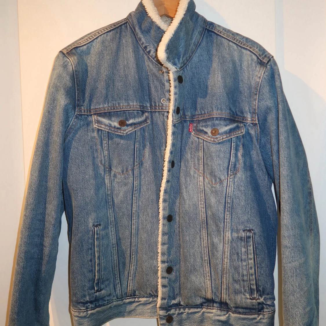 Blå jeansjacka med teddyfoder från Levi's - 1