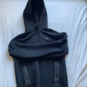 Nike tech - Svart Nike tech storlek S haft i ungefär 3-4 månader men knappt använd