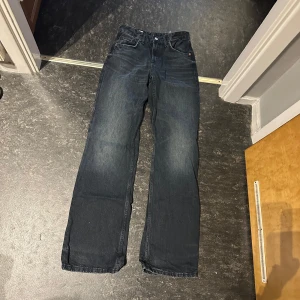 Helt nya!! Mörkblå jeansbyxor från Zara - Säljer ett par mörkblå jeansbyxor från Zara med klassisk femficksdesign och raka ben. Byxorna har normal passform och stängs med knapp och dragkedja. Perfekta för en stilren och enkel look. Fick i julklapp men tyvärr passar de inte så aldrig använda! 