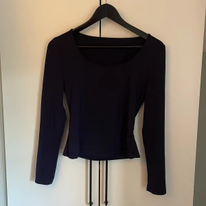 Mörkblå långärmad topp från SHEIN - En stilren mörkblå långärmad topp från SHEIN med rund halsringning. Toppen har en tight passform.