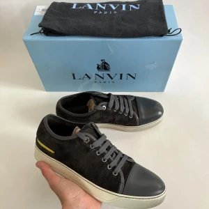 Lanvin skor - Riktigt shyssta Lanvins i nästan nyskick 8/10. Storlek uk7 som passar 42-43. Skriv till mig vid frågor 🙌🏻 Endast skorna medföljer