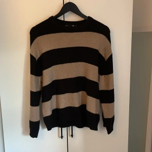 Randig stickad tröja från 157 - Säljer en stickad tröja från 157 i storlek M. 