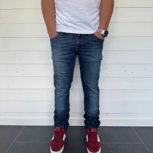 Mörkblå jeans från Nudie Jeans - Säljer dessa snygga mörkblå jeans från Nudie. Skick 7/10 eftersom en sömn gått upp  ( se bild ).  Säljer de för endast 299kr. Skriv vid minsta fråga!