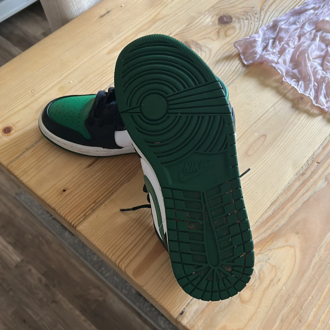 Nike Air Jordans med gröna och svarta detaljer - 3