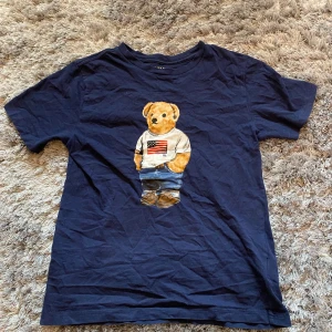 T Shirt från Polo Ralph Lauren - Säljer denna fina t Shirt från Polo Ralph lauren pga att den inte används längre! Har använts typ en sommar men varit väl omhändertagen!!