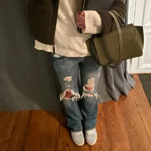 Lowwaist jeans från hollister 💕💕 - Säljer ett par skit snygga low waist jeans från hollister med hål 💕 midjemått rakt över är 36cm och innerben är 70cm 🙌🏽 hör av er vid frågor 🥰