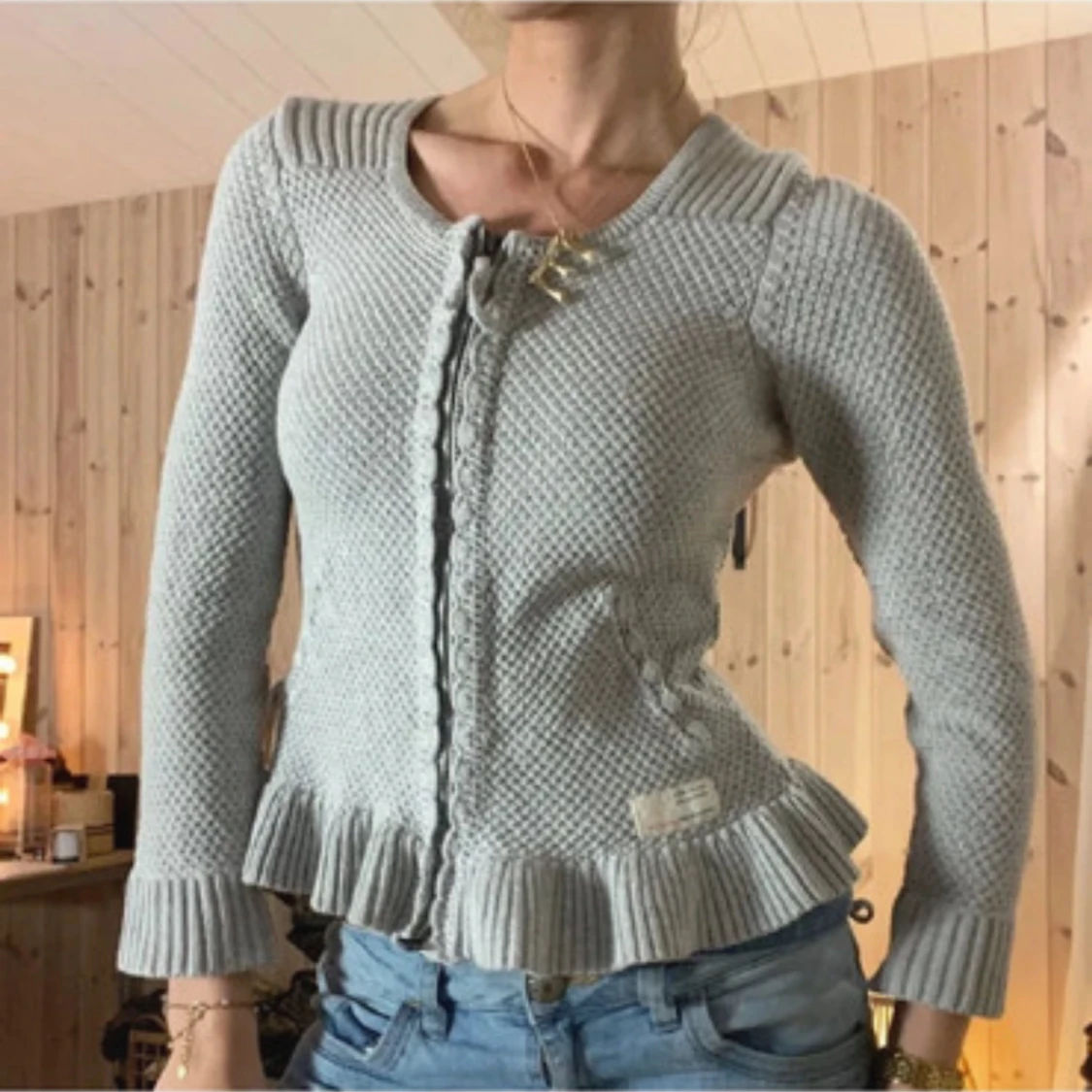 Ljusgrå stickad kofta med volangkant - 1