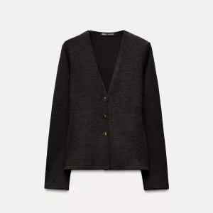 Svart kofta med knappar - Stilren svart kofta från Zara med v-ringning och tre knappar framtill. Långärmad modell i mjukt material som passar perfekt till lager-på-lager. Endast använd 2 gånger, alltså i helt nytt skick. Skickar gärna fler bilder! Den är sjukt classy-looking o söt, skriv vid minsta frågor eller funderingar❤️