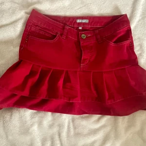 Jeanskjol - Röd jeanskjol med volang, har sytt själv! midjemått totalt är 88cm! Aldrig andvänd🩷