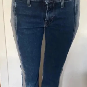 Bootcut jeans från weekday - Snygga blå jeans med markerade kontrastsömmar längs sidorna. Modellen är bootcut. Perfekta för en trendig vardagslook eller på fest! Dom är slutsålda och väldigt efterfrågade!