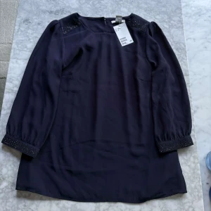 Marinblå blus med pärldetaljer från H&M - Säljer denna super fina marinblåa blusen helt oanvänd 🐳(kortare modell i armarna)