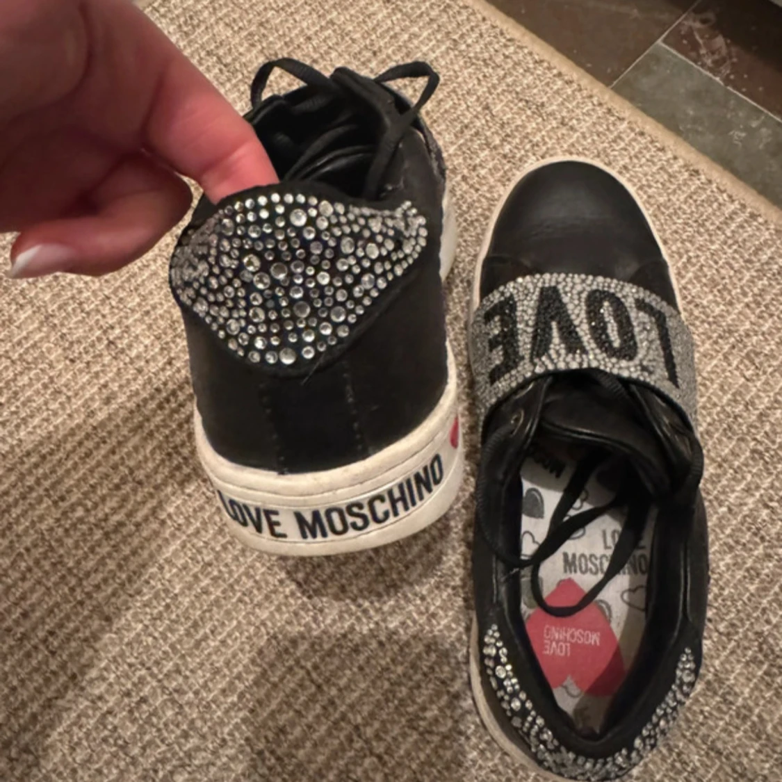 Love Moschino sneakers med strass och text - 1