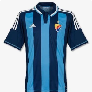 Blå Djurgården fotbollströja från Adidas - Söker den här tröjan (gärna där det står Stensson baktill eftersom mitt efternamn är stensson) och för att det finns en spelare i djurgårdens herrlag inte mer än 400kr