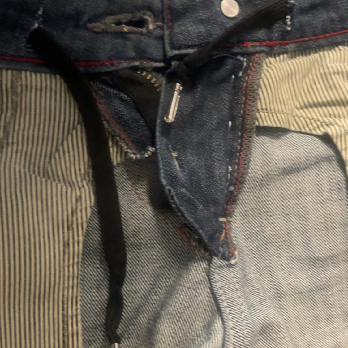 Mörkblå jeansshorts med broderade detaljer - 4